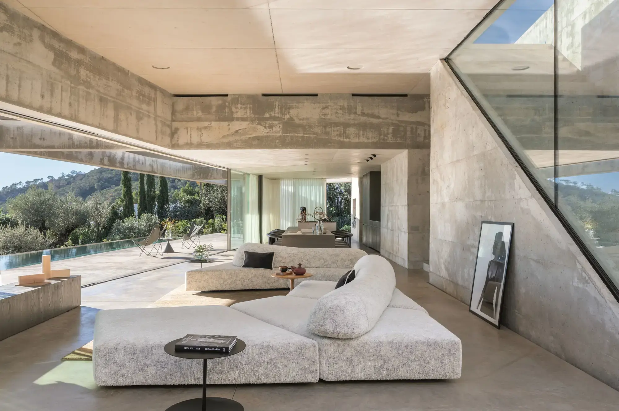 Referência visual de arquitetura contemporânea com habitação, jardim e piscina